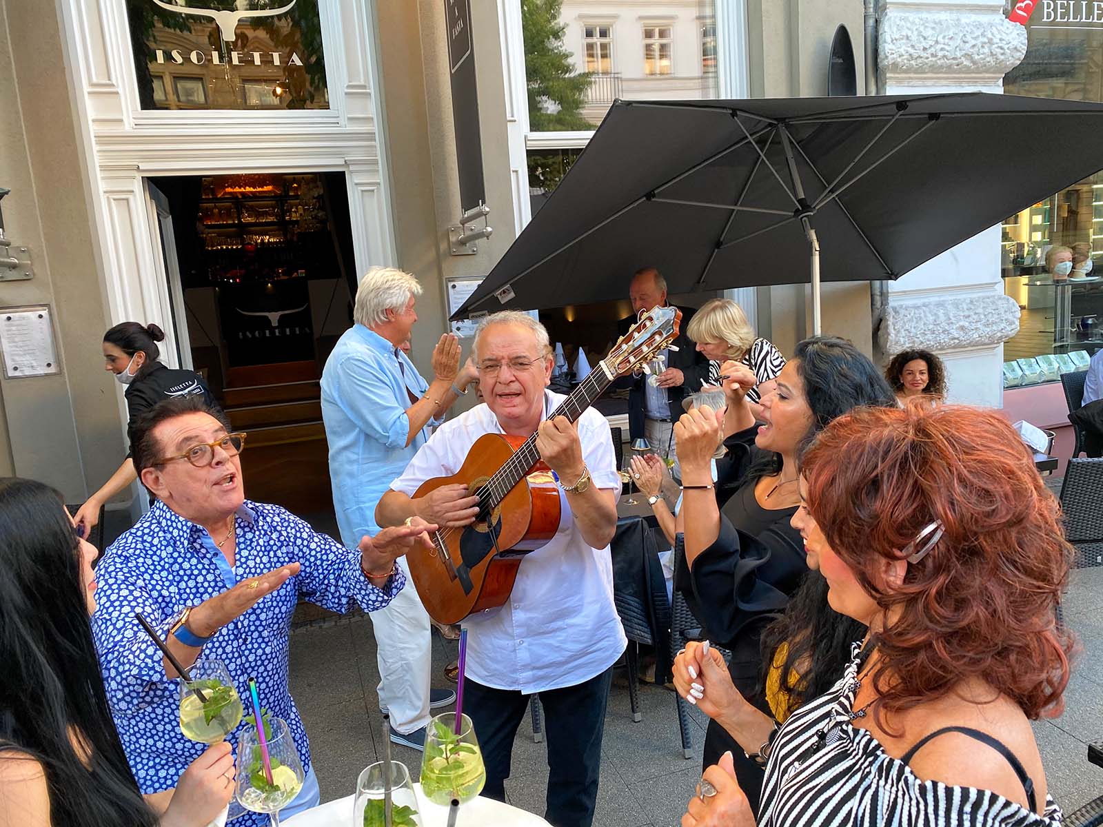 Live-Musik un beste Simmung auf der Terrasse der ISOLETTA Steak & Pasta